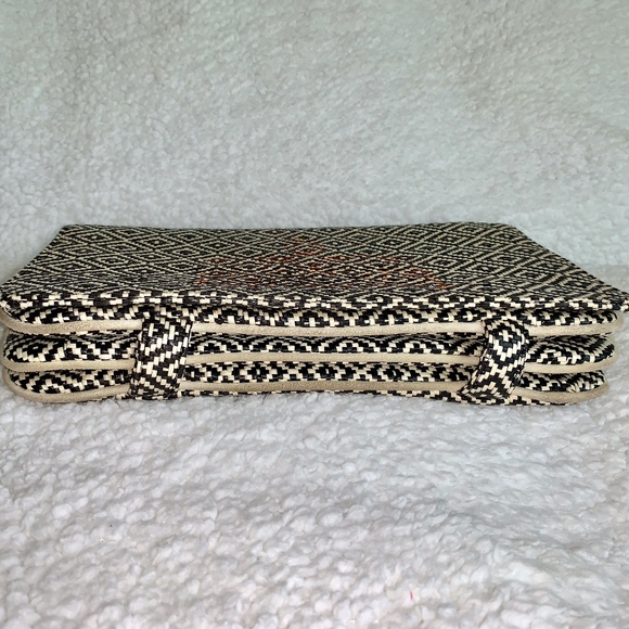 EUC- Jeffrey Campbell Fold Over Woven Clutch! - Picture 6 of 10